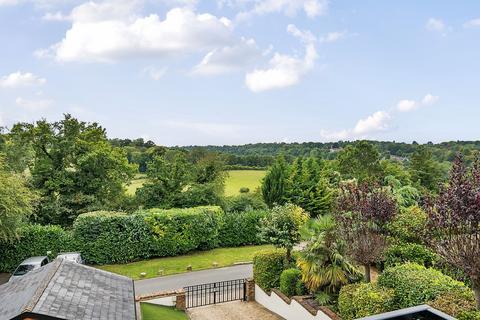 21 Stuart Road, Warlingham, CR6 9JH
