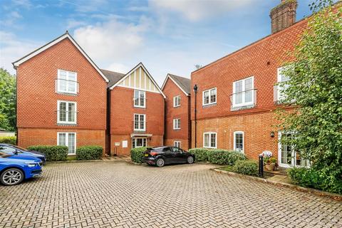 2 bedroom apartment for sale, East Hill Road, central Oxted