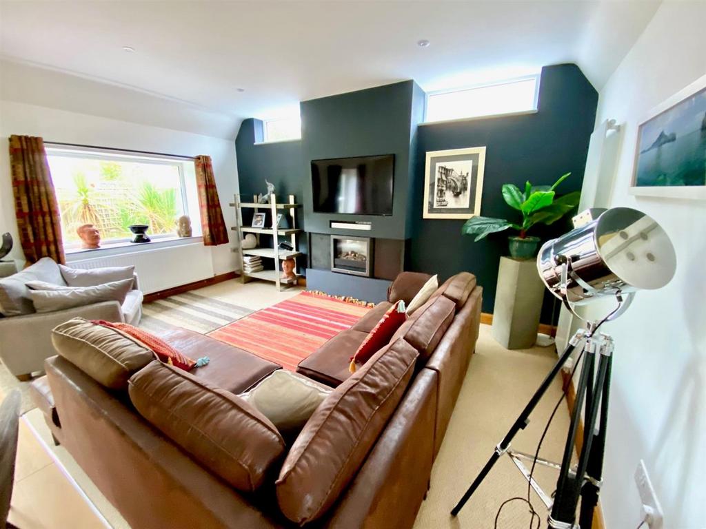 LOUNGE SEATING AREA.jpg