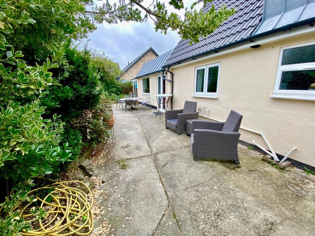 BACK GARDEN AREA.jpg