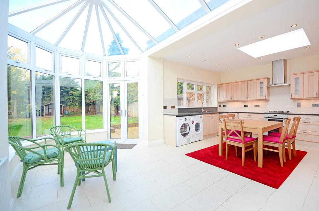 Matlock Way, New Malden, KT3 4 bed bungalow to rent £3,500 pcm (£808 pw)