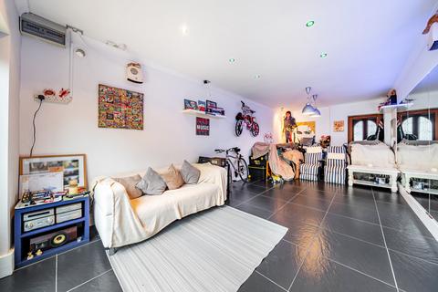229 Dover Road, Northfleet, Gravesend, DA11 9QN