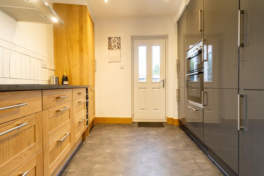 Bromley Mount, Wakefield 3 bed semidetached house for sale £235,000