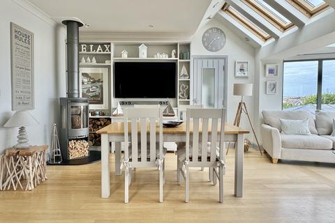 17 Dennis Road, Padstow, PL28 8DE