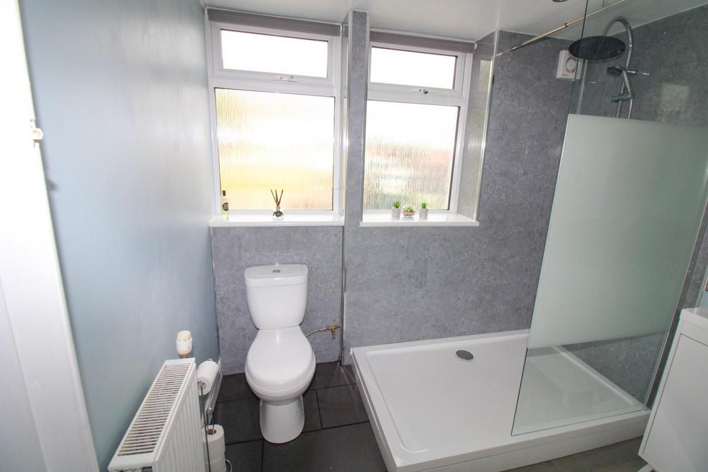 SHOWER ROOM.jpg