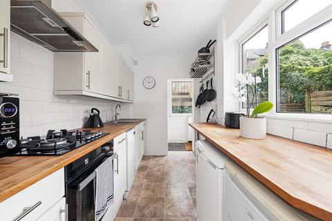 104 Farningham Road, Caterham, CR3 6LJ