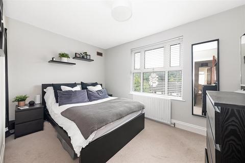 104 Farningham Road, Caterham, CR3 6LJ