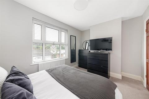 104 Farningham Road, Caterham, CR3 6LJ