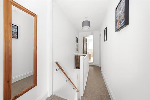 104 Farningham Road, Caterham, CR3 6LJ