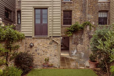 4 bedroom terraced house for sale, Turner Street, London E1