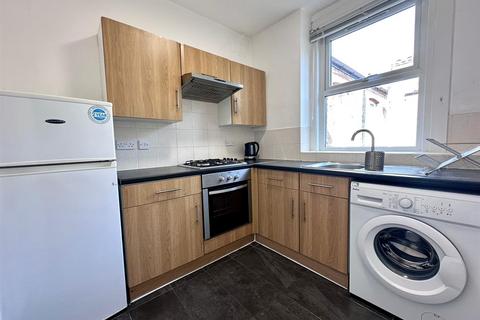 2 bedroom flat to rent, Grange Avenue, London