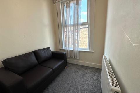 3 bedroom flat to rent, Grange Avenue, London