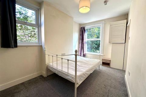 3 bedroom flat to rent, Grange Avenue, London