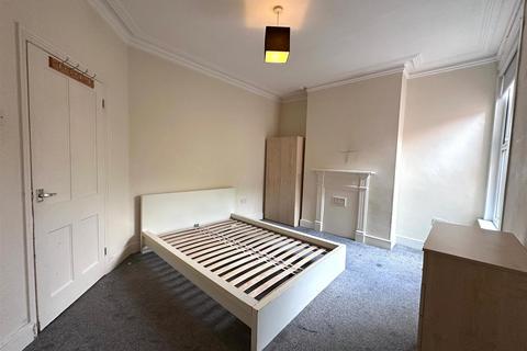 3 bedroom flat to rent, Grange Avenue, London