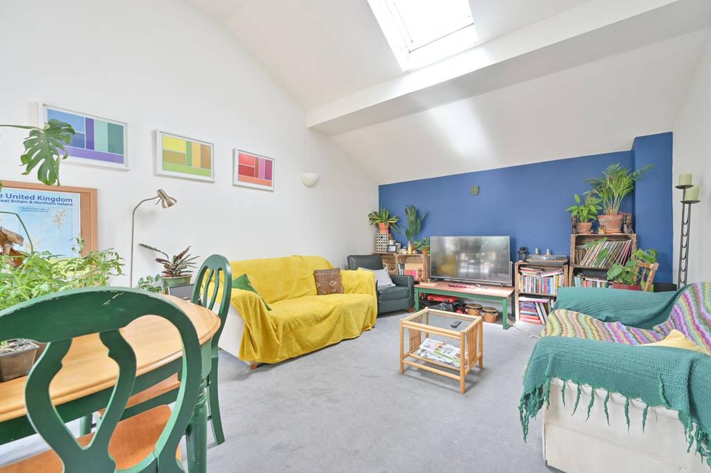 HOPEWELL YARD, Camberwell, London, SE5 2 bed flat to rent £2,200 pcm