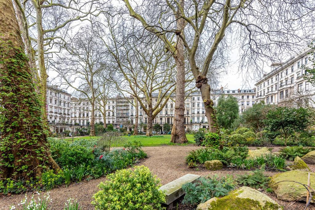 Ennismore Gardens, Knightsbridge... 2 bed flat to rent £5,634 pcm (£