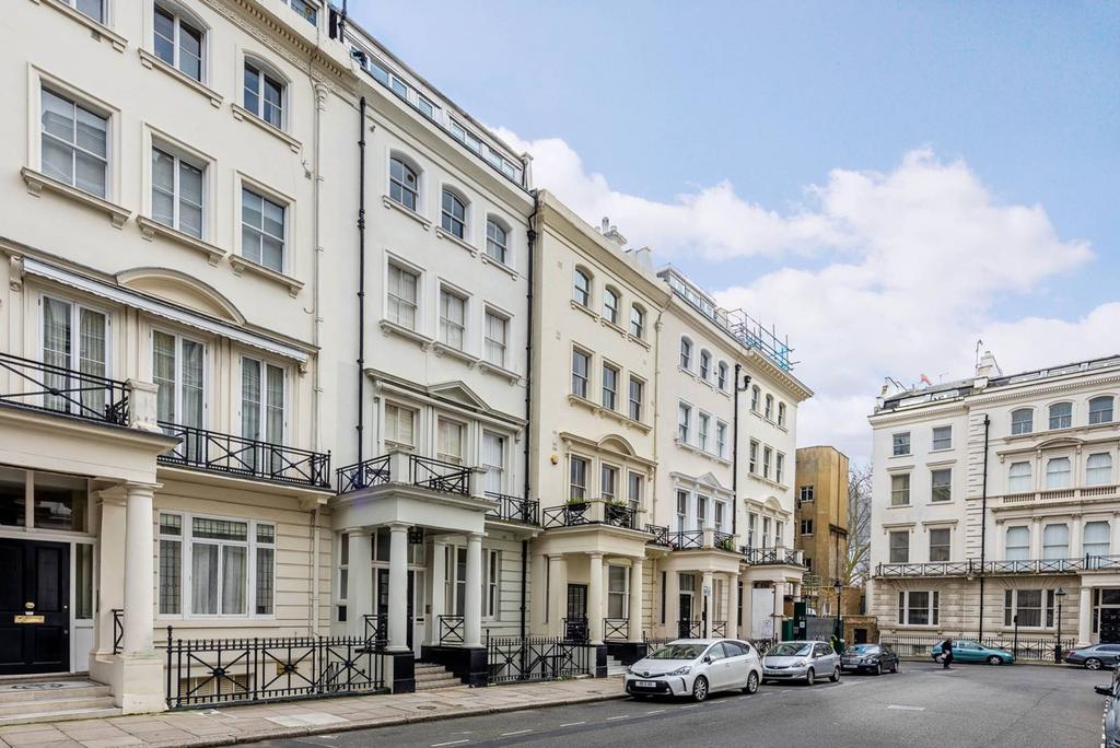 Ennismore Gardens, Knightsbridge... 2 bed flat to rent £5,634 pcm (£