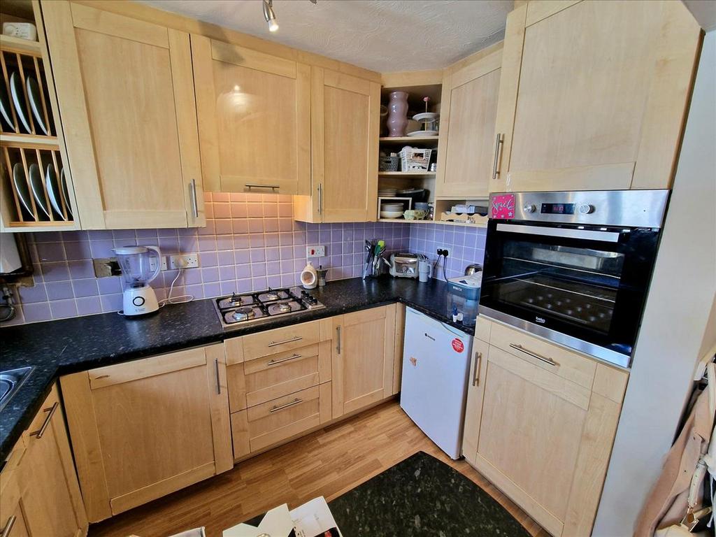 Overbury Avenue, Beckenham, BR3 2 bed terraced house to rent £1,800