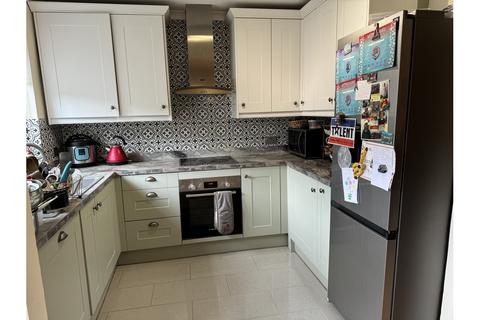 3 bedroom end of terrace house to rent, Triggs Lane, Woking GU21