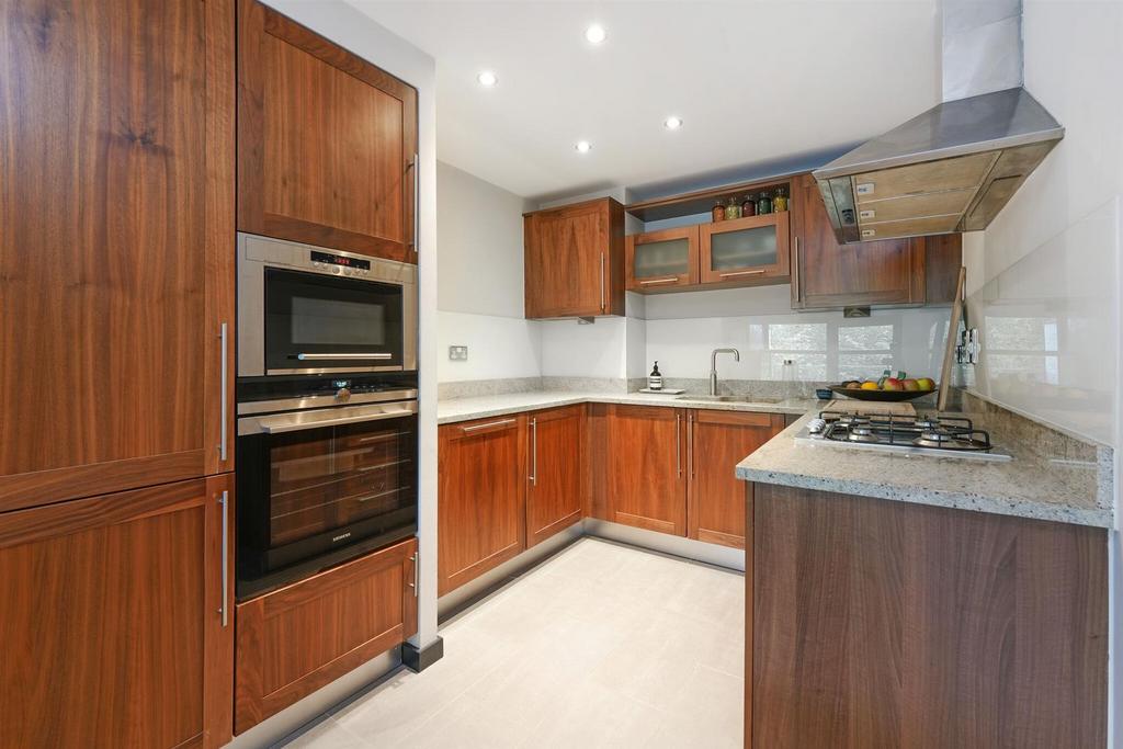 Whitelands Crescent, London, SW18 2 bed flat for sale £625,000