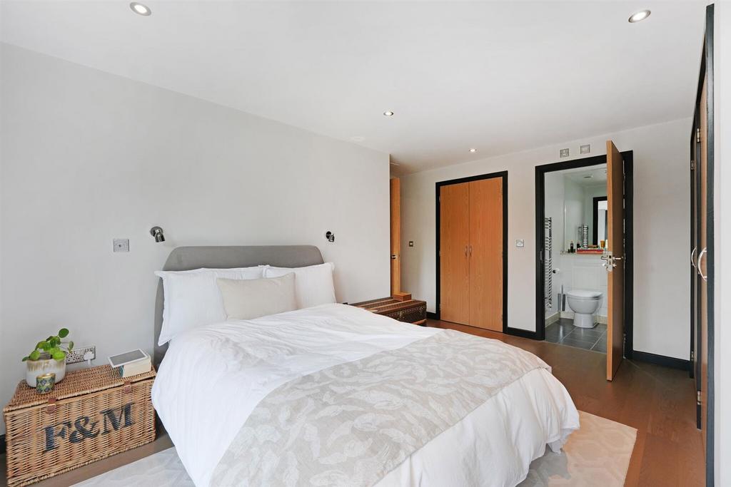 Whitelands Crescent, London, SW18 2 bed flat for sale £625,000