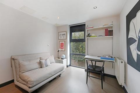 2 bedroom flat for sale, Whitelands Crescent, London, SW18