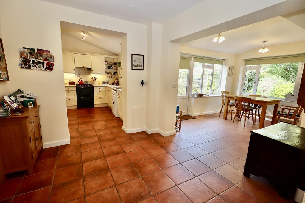 Kitchen/breakfast/dining area