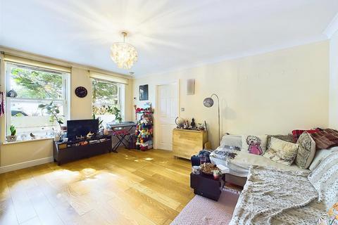 1 bedroom flat to rent, Cricket Lane, Hampton Hill