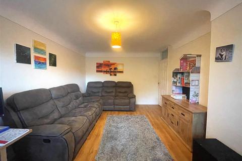 2 bedroom flat to rent, Morris Road, Farnborough GU14