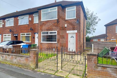 3 bedroom terraced house to rent, Briarwood Avenue, Droylsden M43