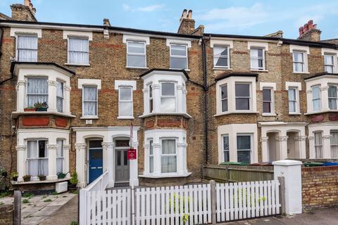 4 bedroom flat to rent, Fenwick Road London SE15