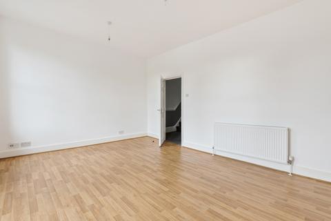 4 bedroom flat to rent, Fenwick Road London SE15