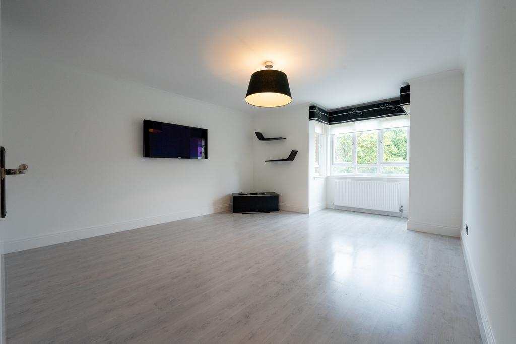Lees Court, Coatbridge, ML5 2 bed flat for sale £105,000