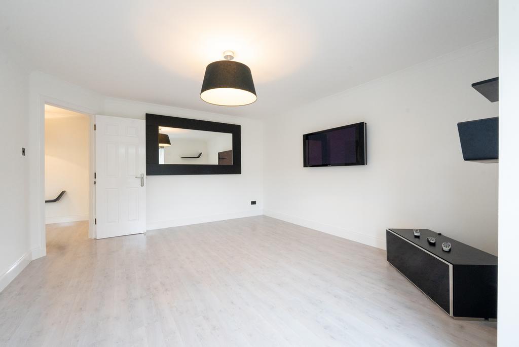 Lees Court, Coatbridge, ML5 2 bed flat for sale £105,000