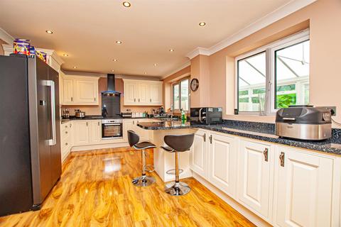 4 bedroom detached house for sale, Demontfort Way, Uttoxeter ST14