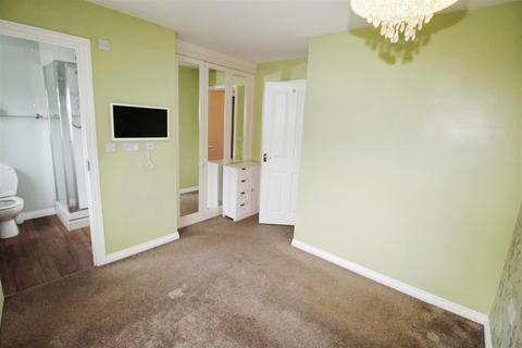 3 bedroom end of terrace house to rent, The Fairway, Bradford BD5