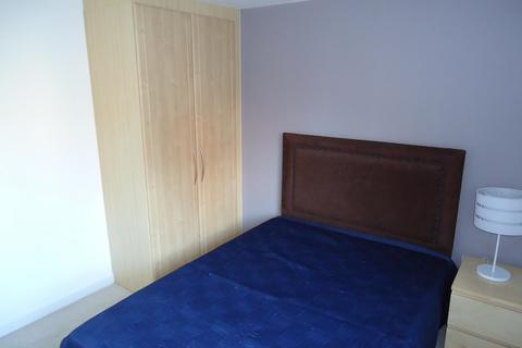 2 bedroom flat to rent, City Walk, Leeds, West Yorkshire, UK, LS11