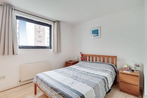 1 bedroom flat to rent, Ocean Wharf, Docklands, London, E14