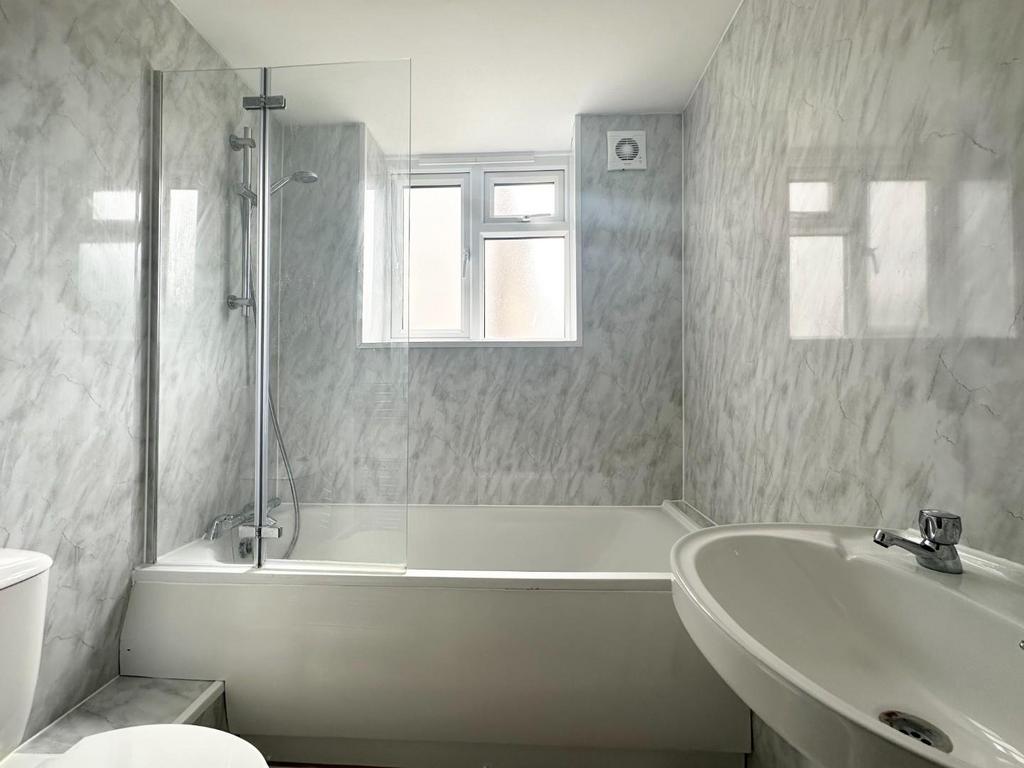 D - BATHROOM.jpg