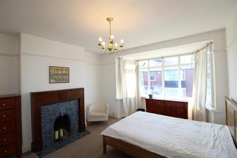 3 bedroom apartment for sale, Whitefield Terrace, Heaton, Newcastle Upon Tyne