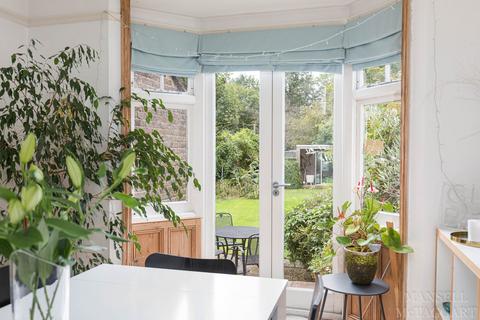 1 Crescent Road, East Grinstead, RH19 1HR