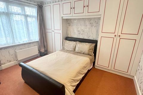 220 Boston Road, London, W7 2AD