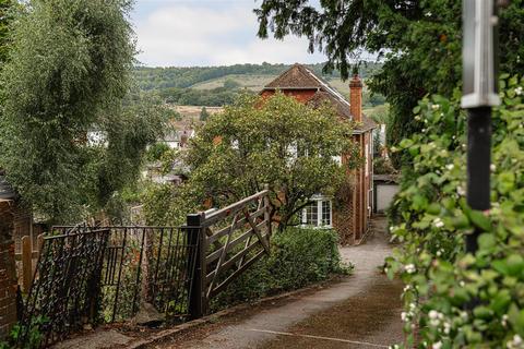 4 bedroom detached house to rent, Guildford Road, Westcott