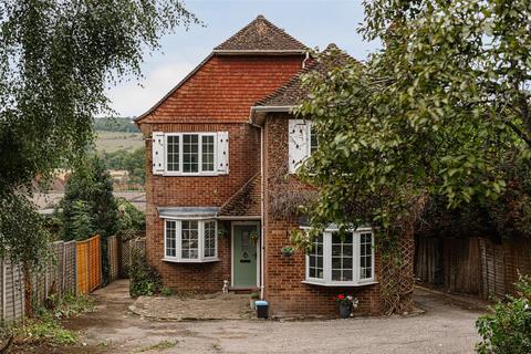 4 bedroom detached house to rent, Guildford Road, Westcott