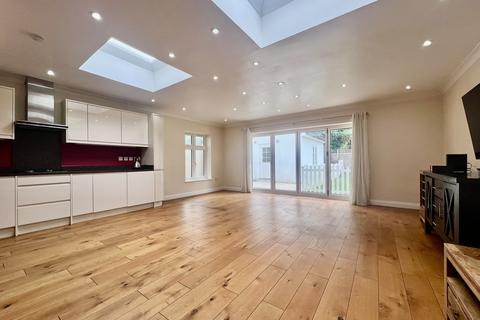 3 bedroom semi-detached house to rent, Lyncroft Avenue, Pinner HA5