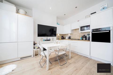 2 bedroom apartment to rent, Kendoa Road, Clapham