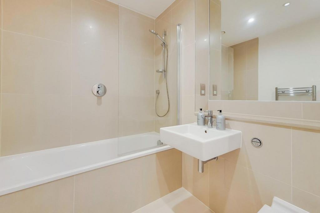 7 Bathroom-0.jpg