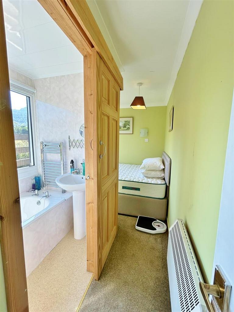 Bedroom 2 ensuite