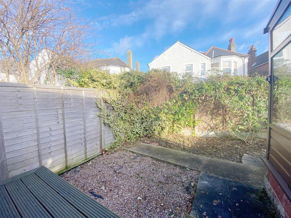 Shakespeare Road, Worthing BN11 1 bed flat to rent £995 pcm (£230 pw)