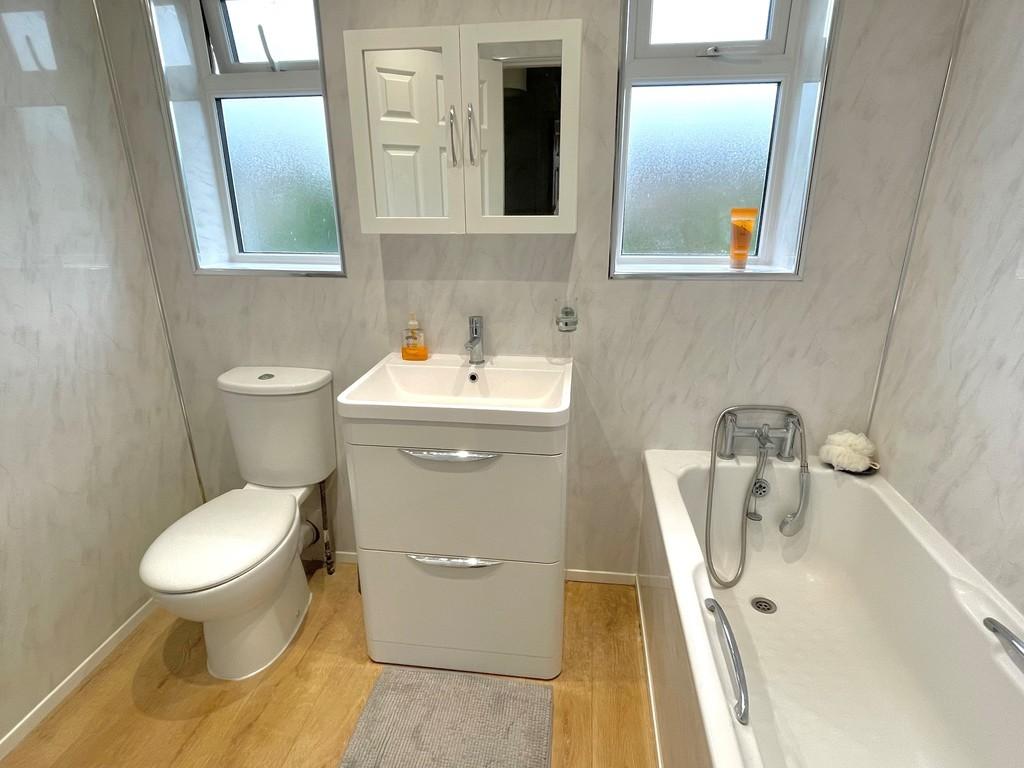 14 Meadow Way Bathroom